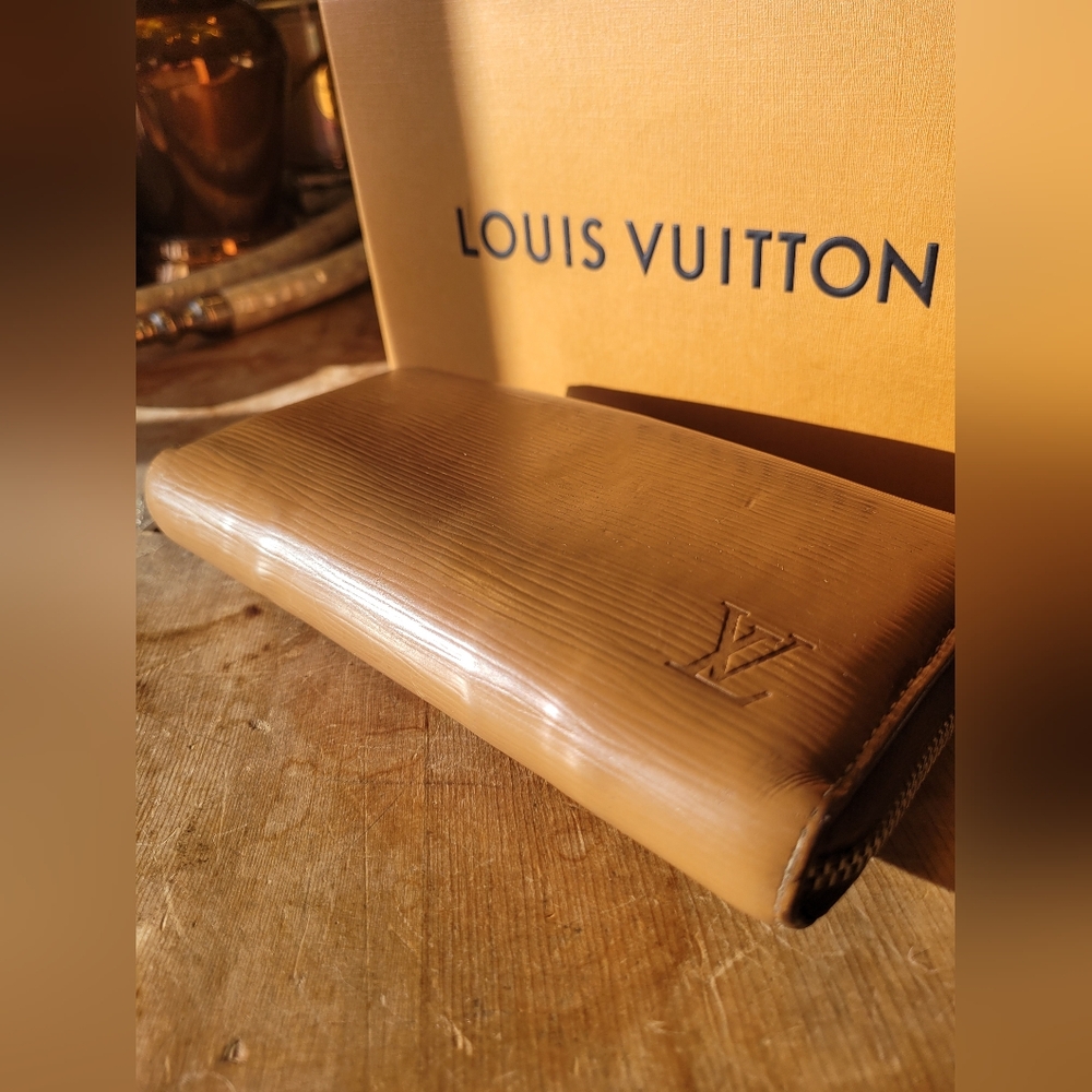 Louis Vuitton Epi Unisex Wallet - Picture 2 of 8